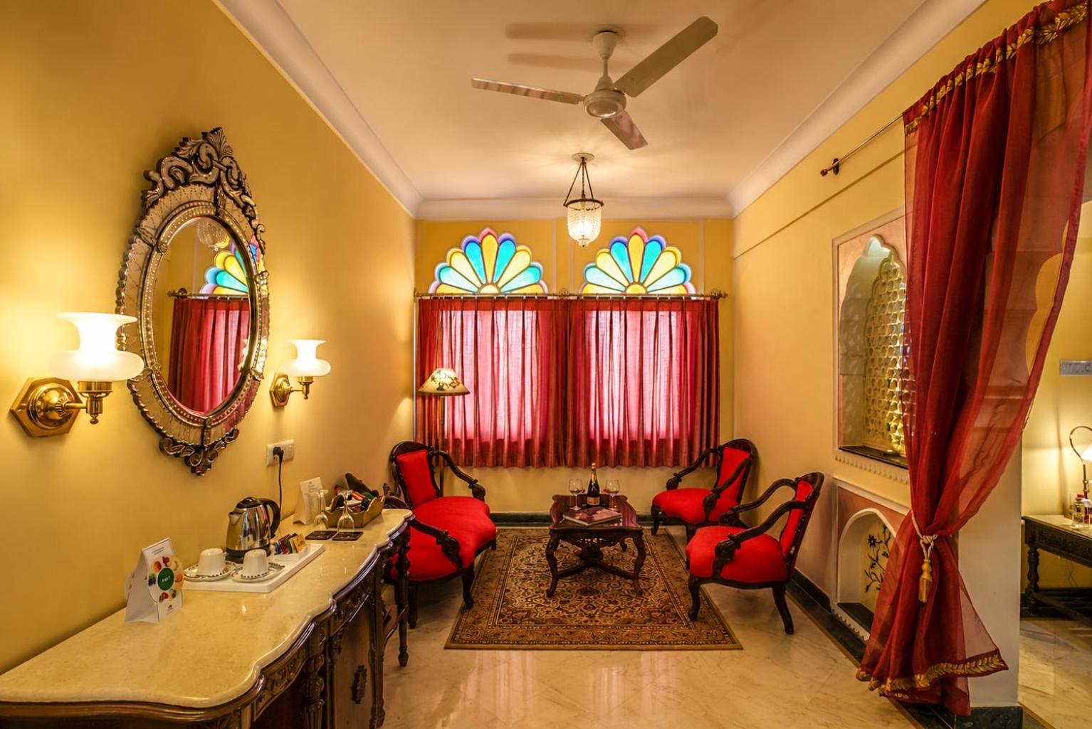 Royal Suite: 20% off on session of Spa, 10% off on food & beverage services, 15 % off On Laundry
